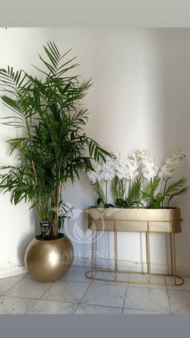 Pot ovale scandinave hauteur 90 cms avec composition artificielle d'orchidées et feuilles de palmier