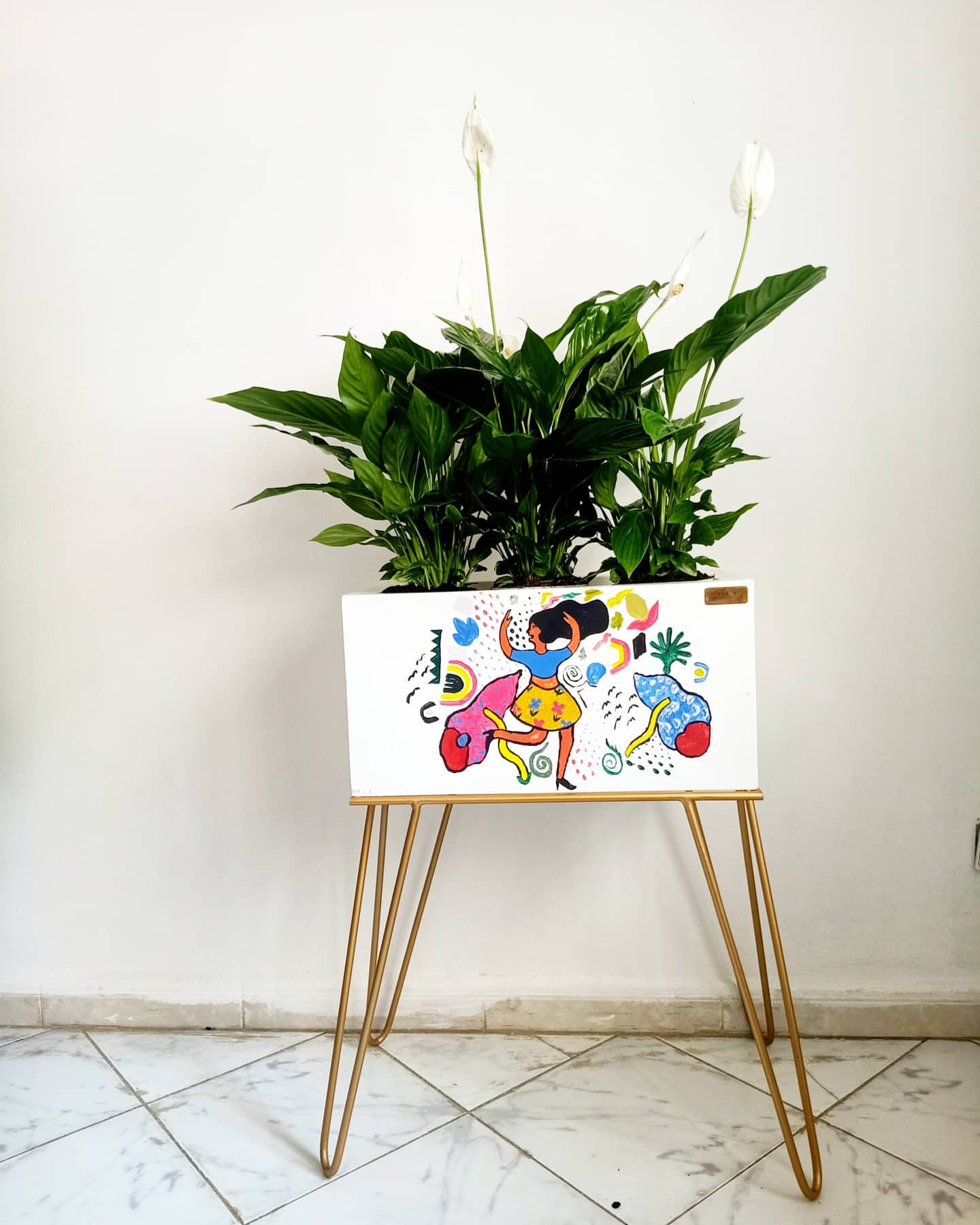 Pot avec dessin à la main et trois fleurs de lune -Handmande