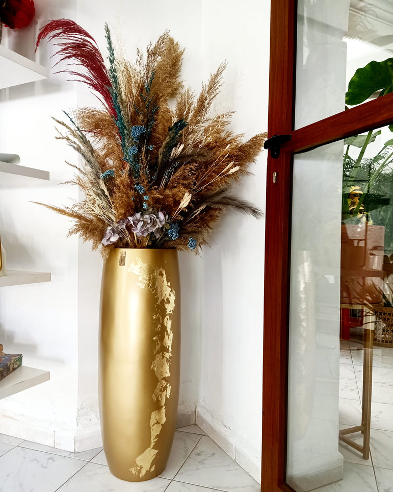 Grand pot 80 cms décoré à la feuille d'or avec composition de fleurs s séchées