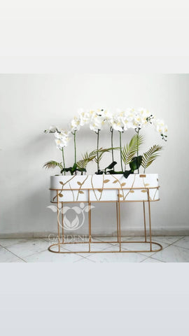 Pot Ovale Blanc Peint à La Main Avec Composition Artificielle D'orchidées Et Feuilles De Palmier
