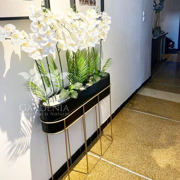 Pot Ovale Avec Composition Artificielle D'orchidées Et Feuilles De Palmier