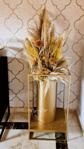 Composition de fleurs séchées avec un pot doré